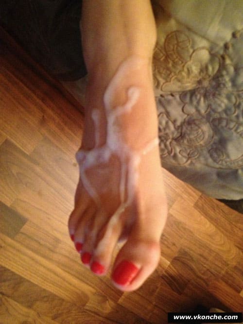 Сперма на красивых ногах