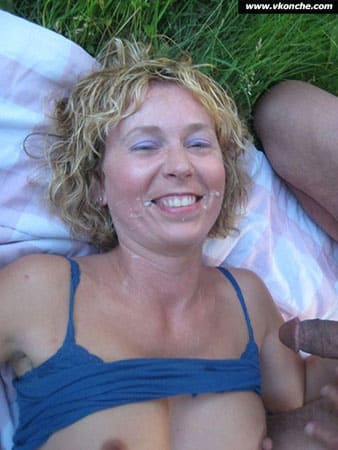 Жена сделала минет на природе и приняла всю сперму на лицо 1 из 35 фото