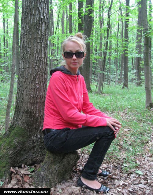 Стройная блондинка сосет член в глухом лесу 6 из 22 фото